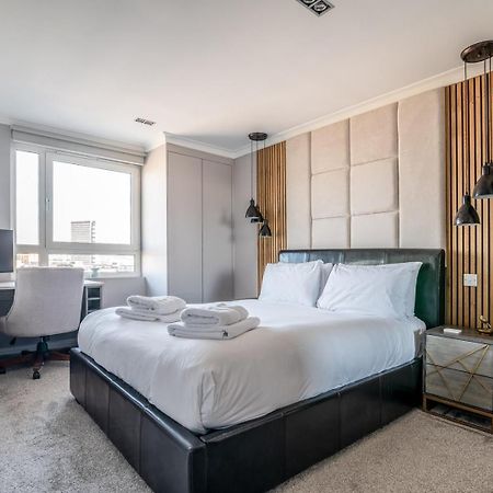 Canary Wharf Retreat With Free Secure Parking 런던 외부 사진