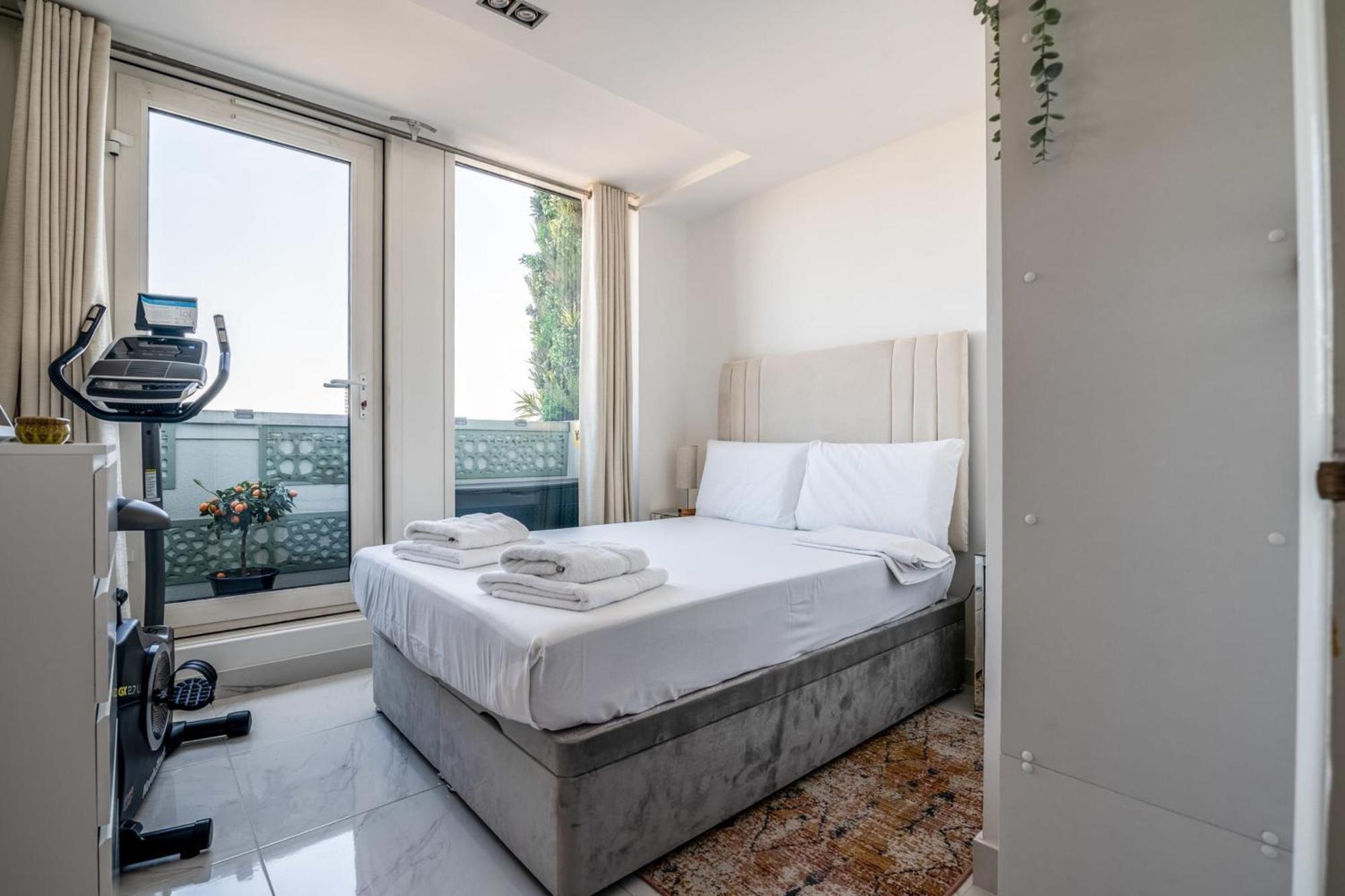 Canary Wharf Retreat With Free Secure Parking 런던 외부 사진