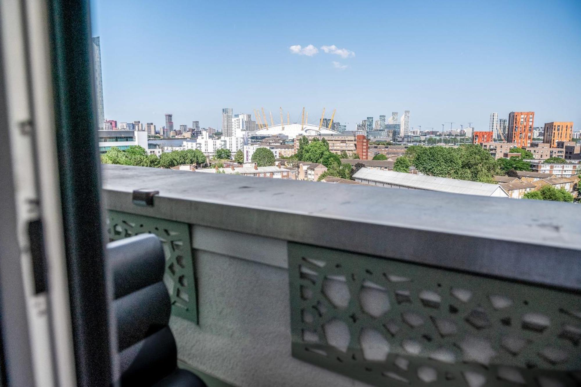 Canary Wharf Retreat With Free Secure Parking 런던 외부 사진