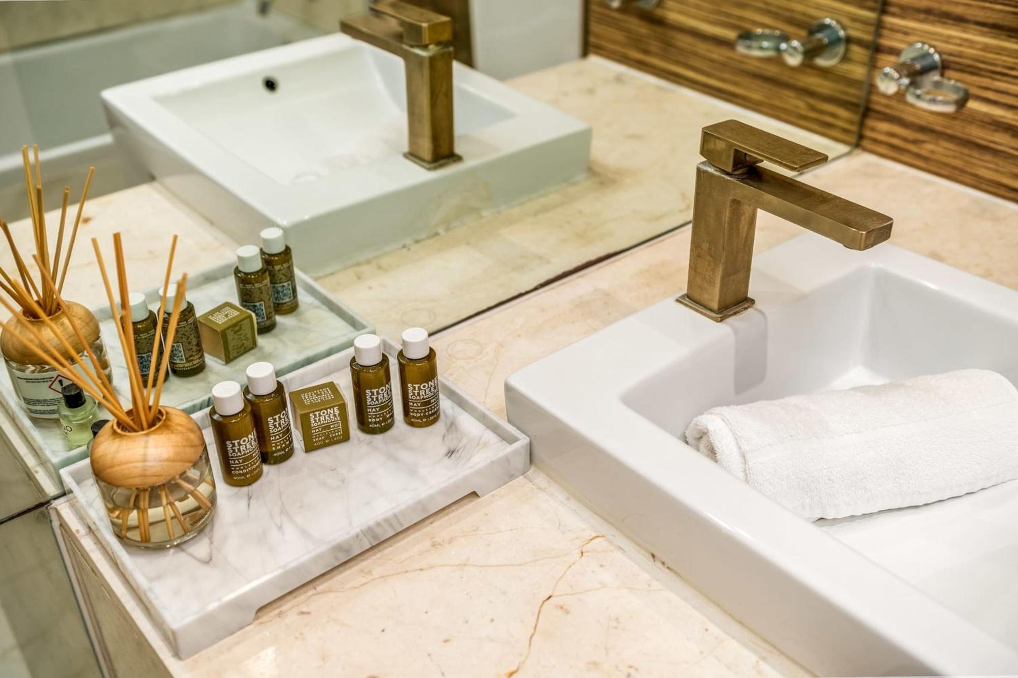 Canary Wharf Retreat With Free Secure Parking 런던 외부 사진