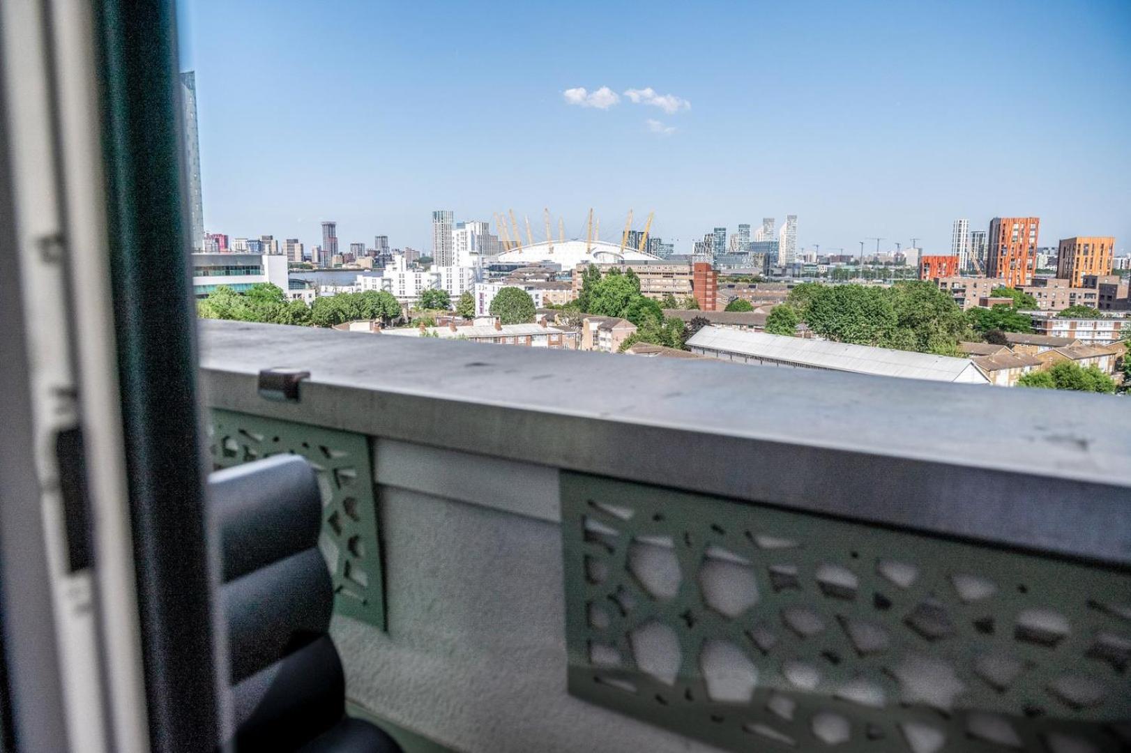 Canary Wharf Retreat With Free Secure Parking 런던 외부 사진