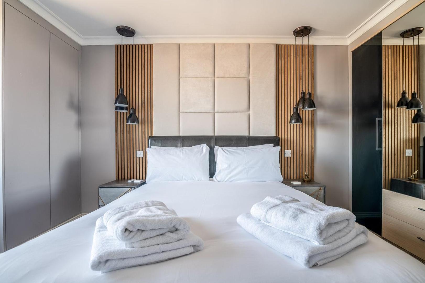 Canary Wharf Retreat With Free Secure Parking 런던 외부 사진